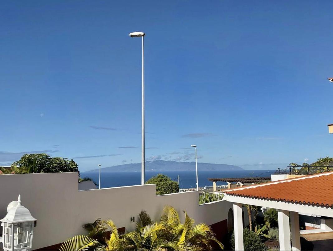 Villa Amorio A Spacious Modern Getaway With A Private Heated Pool & Sea Views أذيخي المظهر الخارجي الصورة