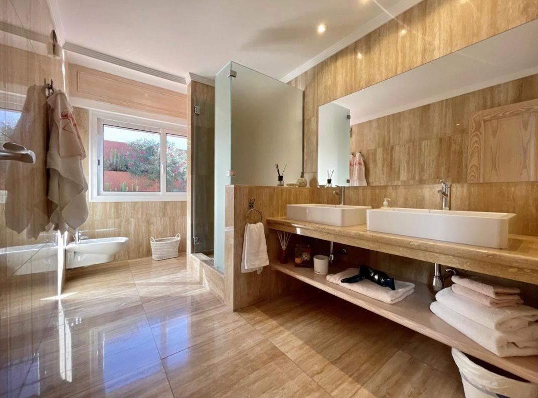 Villa Amorio A Spacious Modern Getaway With A Private Heated Pool & Sea Views أذيخي المظهر الخارجي الصورة
