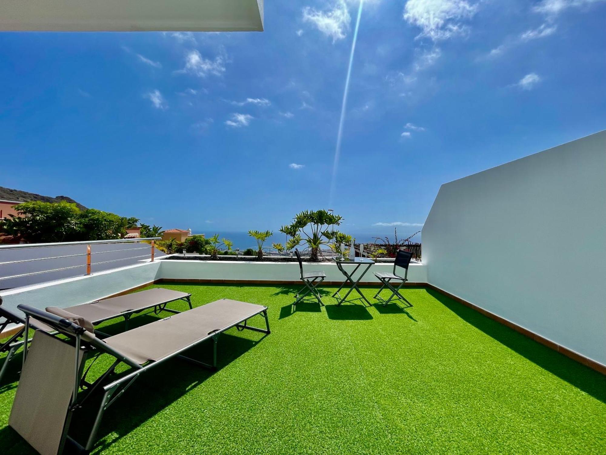 Villa Amorio A Spacious Modern Getaway With A Private Heated Pool & Sea Views أذيخي المظهر الخارجي الصورة