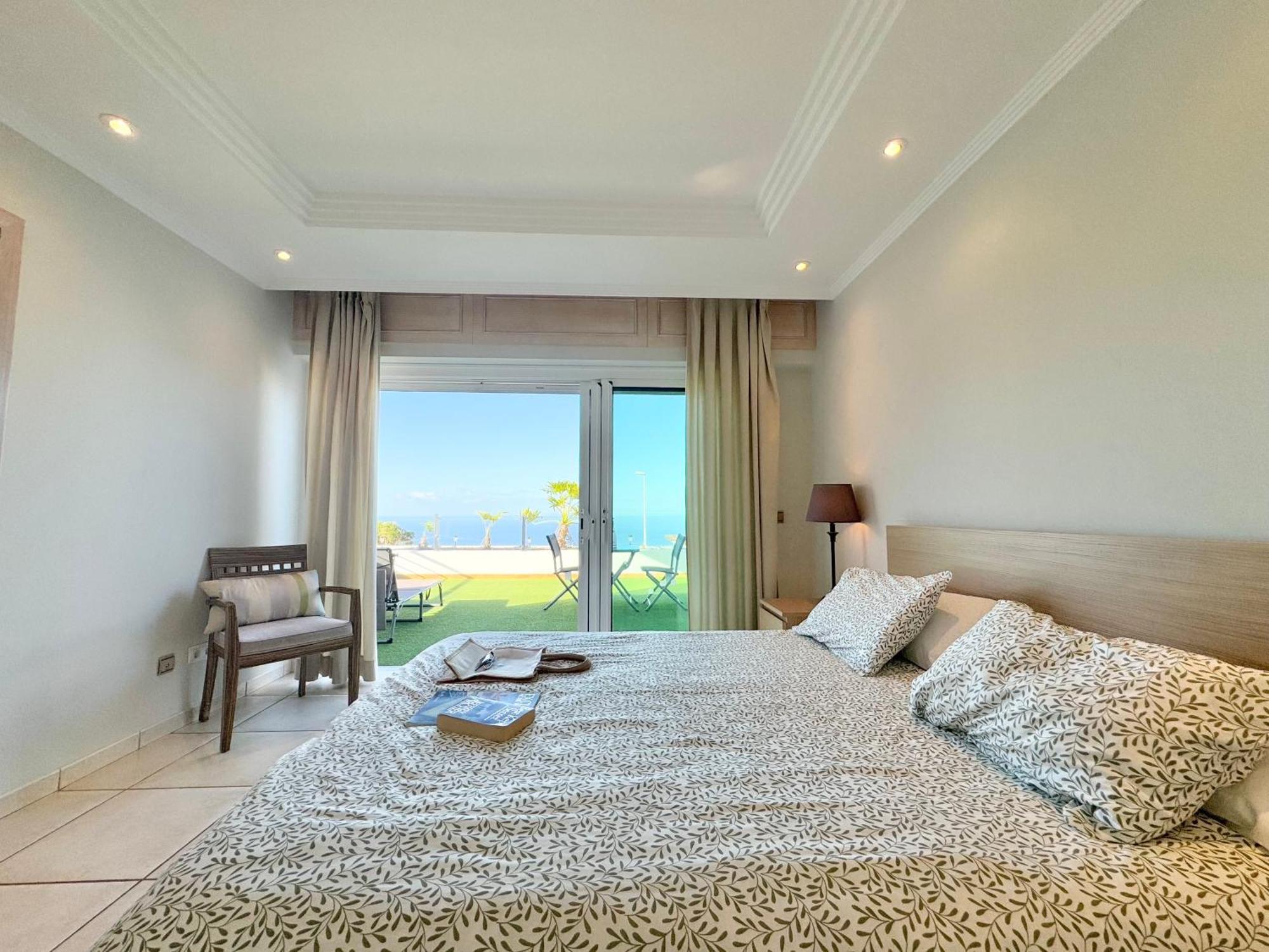 Villa Amorio A Spacious Modern Getaway With A Private Heated Pool & Sea Views أذيخي المظهر الخارجي الصورة