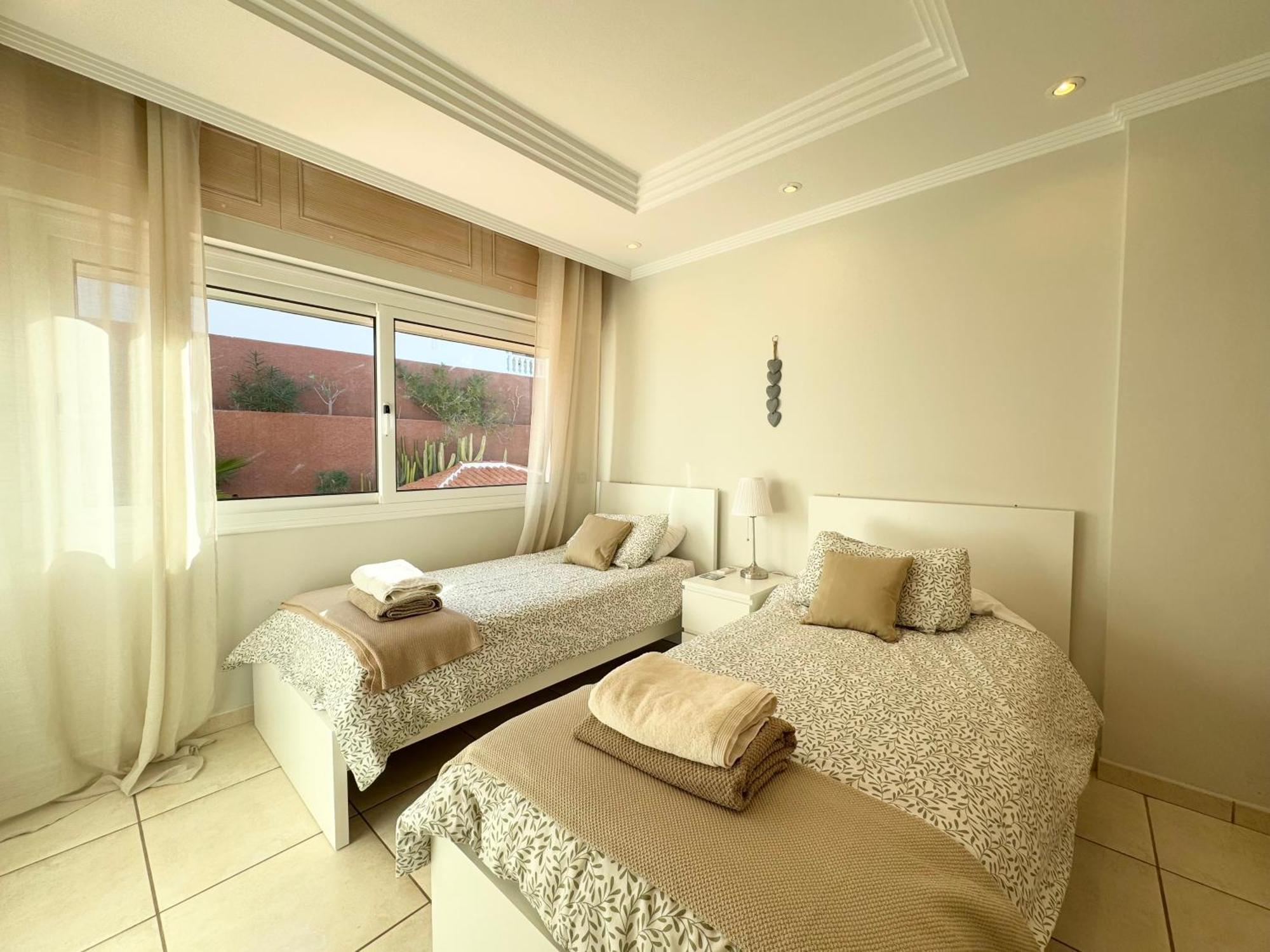 Villa Amorio A Spacious Modern Getaway With A Private Heated Pool & Sea Views أذيخي المظهر الخارجي الصورة