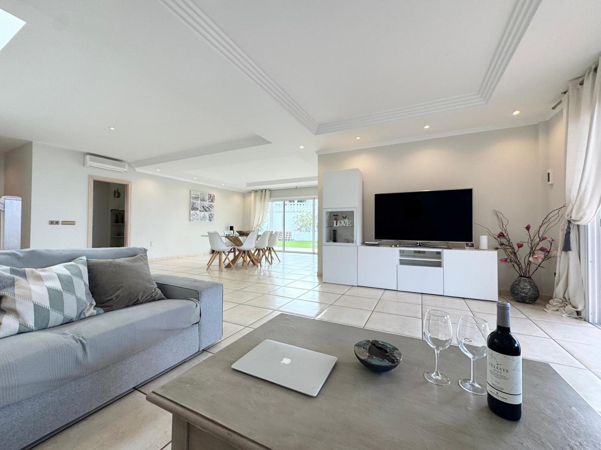 Villa Amorio A Spacious Modern Getaway With A Private Heated Pool & Sea Views أذيخي المظهر الخارجي الصورة