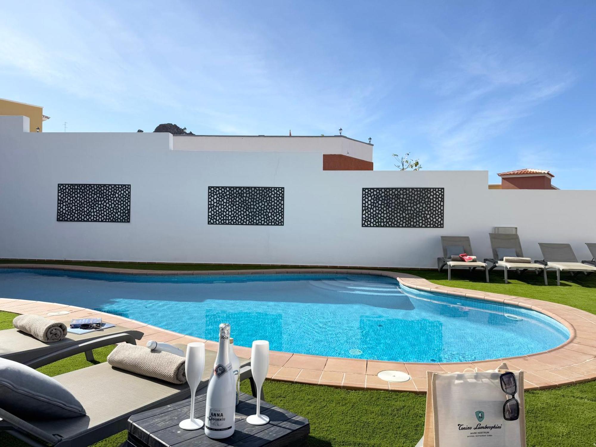 Villa Amorio A Spacious Modern Getaway With A Private Heated Pool & Sea Views أذيخي المظهر الخارجي الصورة